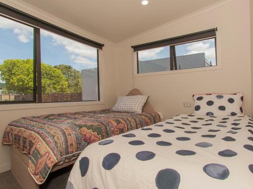 Postel nebo postele na pokoji v ubytování Hetherington Haven - Whangamata Holiday Home