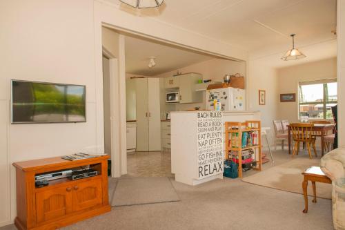 Η κουζίνα ή μικρή κουζίνα στο Surf Beach Views - Whangamata Holiday Home