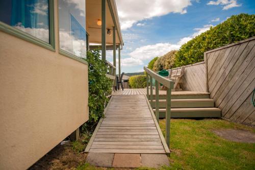 Κήπος έξω από το Surf Beach Views - Whangamata Holiday Home