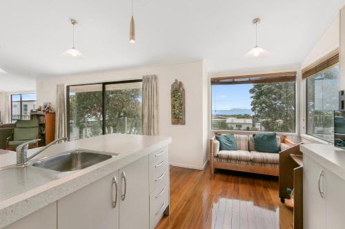 Ruang duduk di Sweeping Sea Views - Waihi Holiday Home