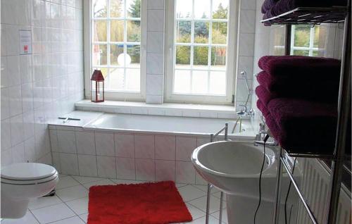 A bathroom at 3 Bedroom Amazing Apartment In Altenmedingen