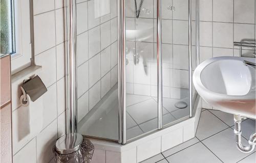 ein Bad mit einer Dusche und einem Waschbecken in der Unterkunft Ferienhaus M�lschower Weg X in Trassenheide