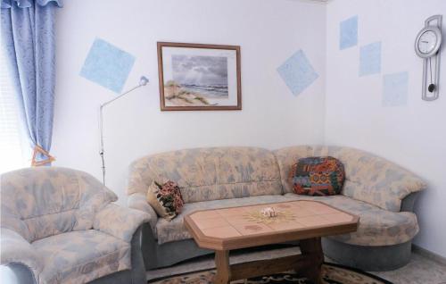un salon avec un canapé et une table dans l'établissement Awesome Apartment In Karlshagen, à Karlshagen