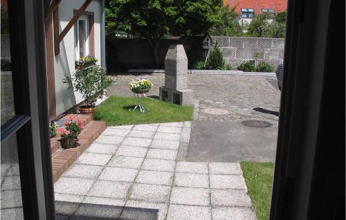 - une vue sur une tombe fleurie dans la cour dans l'établissement Stunning Apartment In Karlshagen, à Karlshagen