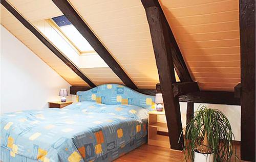 ein Schlafzimmer mit einem blauen Bett im Dachgeschoss in der Unterkunft Schloss Poggelow in Schwasdorf