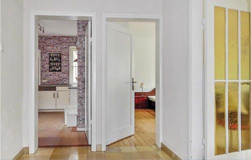 una porta aperta in una stanza con cucina di Nice Home In Cadenberge With Sauna a Cadenberge