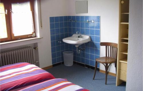Ett badrum på Lovely Home In Medebach-ddinghausen With Kitchen