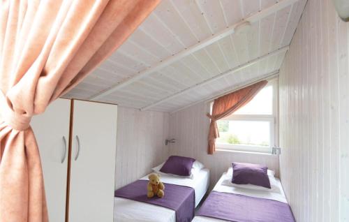um quarto com duas camas e um urso de peluche sentado nelas em Strandblick 9 em Schönhagen
