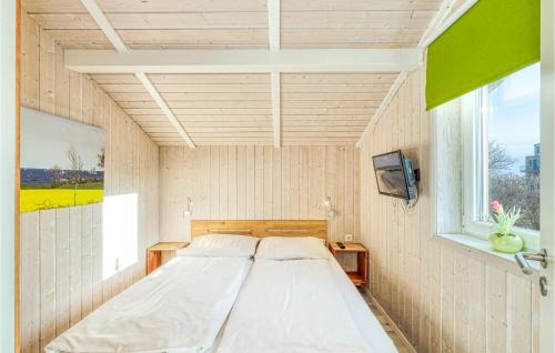 シェーンハーゲンにあるStrandblick 7の窓付きの客室の大型ベッド1台分です。