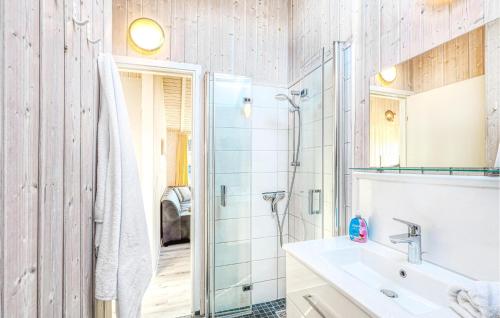 ein Bad mit einer Dusche und einem Waschbecken in der Unterkunft Strandblick 7 in Schönhagen