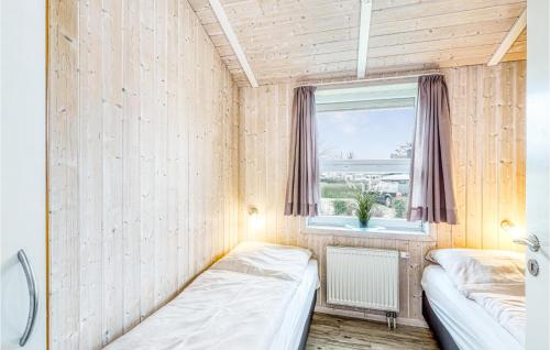 En eller flere senge i et værelse på Strandblick 30