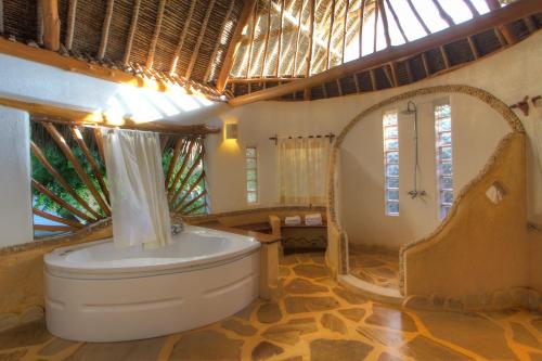 TiwiにあるSwahili Houseのバスルーム(トイレ、バスタブ付)