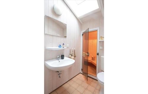 シェーンハーゲンにあるStrandblick 10のバスルーム(洗面台、トイレ付)
