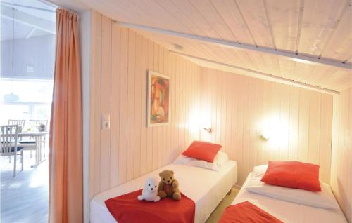 Giường trong phòng chung tại Strandblick 27