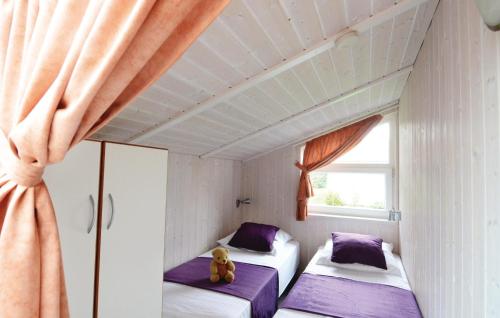 Un pat sau paturi într-o cameră la Strandblick 34