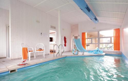 a indoor swimming pool with a slide and a water slide at Strandpark 9 in Schönhagen