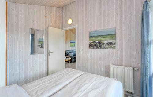 ein Schlafzimmer mit einem weißen Bett in einem Zimmer in der Unterkunft Strandpark 1 in Schönhagen