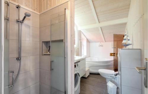 ein Bad mit einer Dusche und einem WC in der Unterkunft Strandpark 1 in Schönhagen
