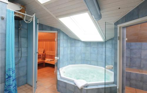 ein Badezimmer mit einer Badewanne und einem Dachfenster in der Unterkunft Strandpark 3 in Schönhagen