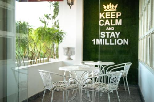 comedor con mesa y sillas en 1 Million Hotel, en Johor Bahru