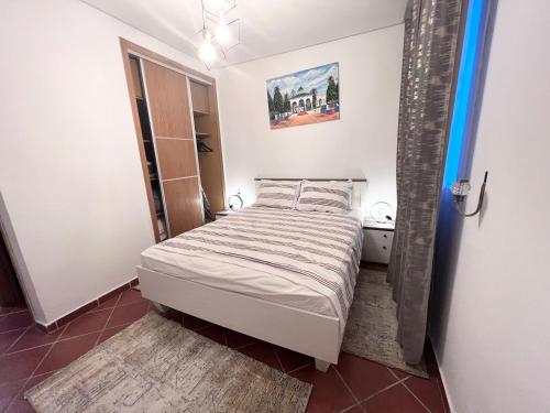 - une petite chambre avec un lit dans l'établissement Sophia's home, à Cabo Negro