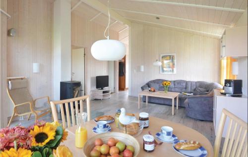 eine Küche und ein Wohnzimmer mit einem Tisch und Obst darauf in der Unterkunft Friedrichskoog-strandpark 13 in Friedrichskoog