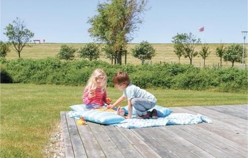 腓特烈斯科格Friedrichskoog-Strandpark 20的两个孩子在毯子上玩玩具