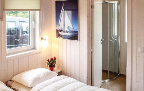 ein Schlafzimmer mit einem Bett und einem Bild eines Segelboots in der Unterkunft Friedrichskoog-deichblick 9 in Friedrichskoog