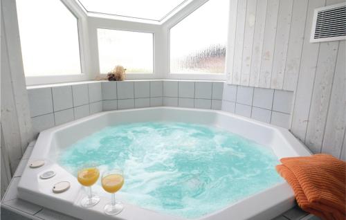 eine Badewanne mit zwei Gläsern Wein darin in der Unterkunft Friedrichskoog-strandpark 10 in Friedrichskoog