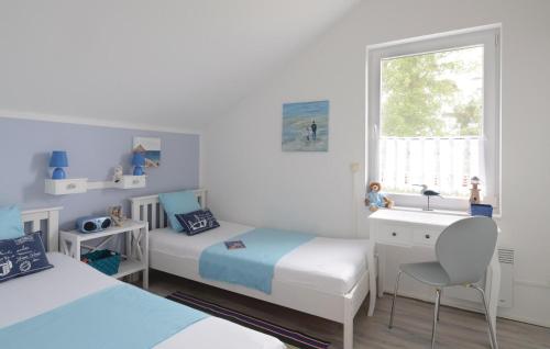 1 Schlafzimmer mit 2 Betten, einem Waschbecken und einem Fenster in der Unterkunft Haus Seeadler 5 in Süssau