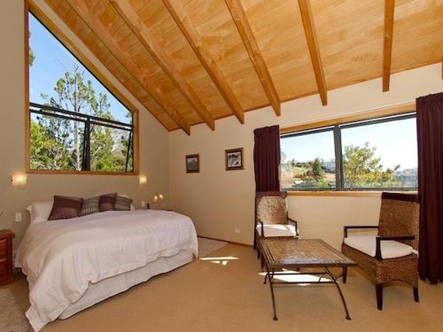 Ένα ή περισσότερα κρεβάτια σε δωμάτιο στο Treetop Oasis - Tairua Executive Holiday Home