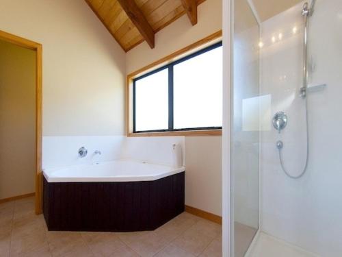 Ένα μπάνιο στο Treetop Oasis - Tairua Executive Holiday Home