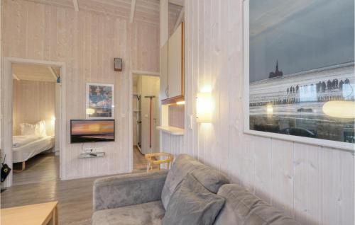 ein Wohnzimmer mit einem Sofa und einem TV in der Unterkunft Friedrichskoog-strandpark 24 in Friedrichskoog