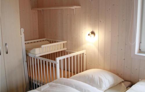 フリードリッヒシュコオクにあるFriedrichskoog-deichblick 3のベッドルーム1室(ベッド2台付)、壁に照明が備わります。