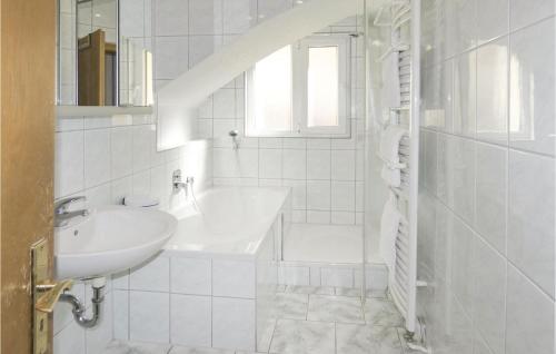 Bilik mandi di 2 Bedroom Lovely Apartment In Nahetal-waldau