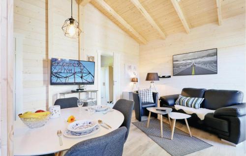 ein Wohnzimmer mit Tisch und Stühlen in der Unterkunft Ferienhaus Haustyp V in Süssau