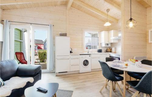 eine Küche und ein Wohnzimmer mit Tisch und Stühlen in der Unterkunft Ferienhaus Haustyp V in Süssau