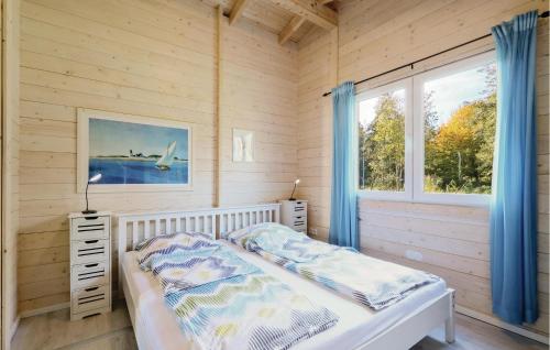 Schlafzimmer mit einem Bett und einem Fenster in der Unterkunft Ferienhaus Haustyp V in Süssau