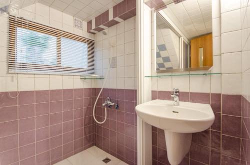 La salle de bains est pourvue d'un lavabo et d'un miroir. dans l'établissement Freedom B&B, à Tainan