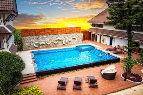 Bazén v ubytování Nak Nakara Hotel nebo v jeho okolí
