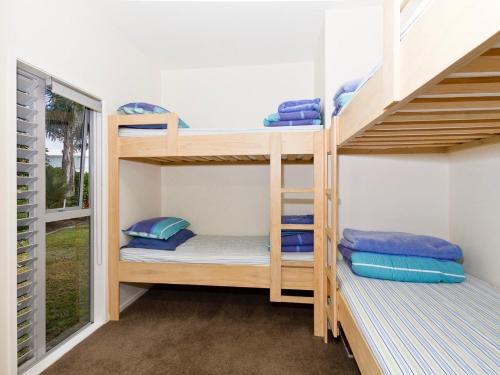 Bunk bed o mga bunk bed sa kuwarto sa Ultimate Omaha - Omaha Holiday Home