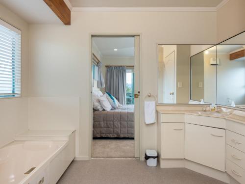 Gallery image of Tuis Nest - Bowentown Holiday Home in Waihi Beach