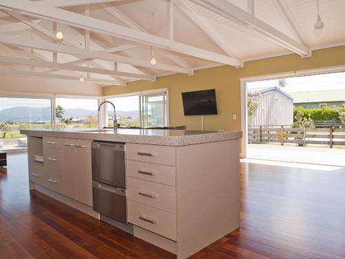 Una cocina o zona de cocina en Views on Matarangi - Matarangi Holiday Home