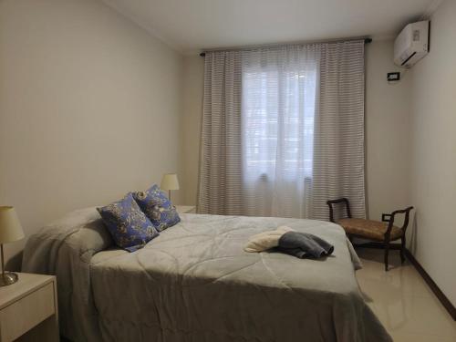 Un dormitorio con una cama con una camisa. en Apartamento Carlos Paz en Villa Carlos Paz
