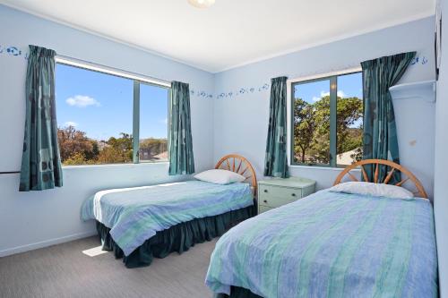 Gallery image of Room for The Family - Bowentown Bach in Waihi Beach