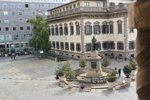 un grand bâtiment avec une statue au milieu d'une cour dans l'établissement Hotel Nuovo, à Milan