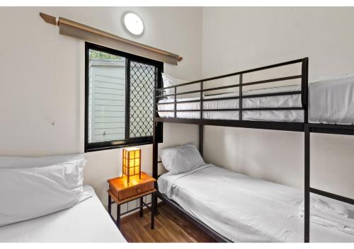Katil dua tingkat atau katil-katil dua tingkat dalam bilik di Discovery Parks - Darwin