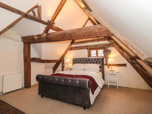 sypialnia z dużym łóżkiem na poddaszu w obiekcie Holloway House w mieście Wotton-under-Edge