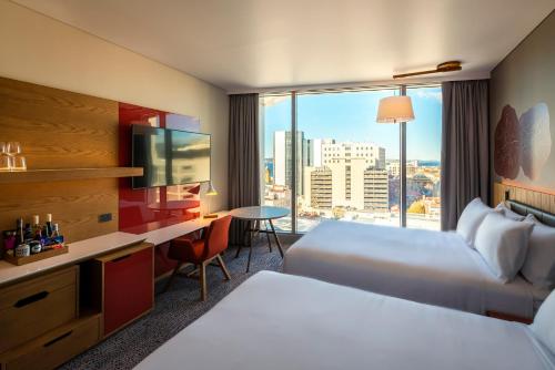 una camera d'albergo con due letti e una grande finestra di Crowne Plaza Hobart, an IHG Hotel a Hobart