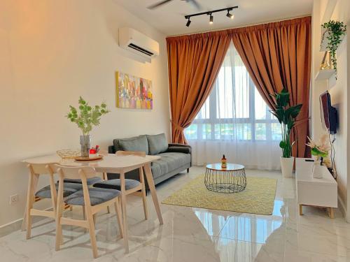 ein Wohnzimmer mit einem Tisch und einem Sofa in der Unterkunft #Netflix #Cuckoo Troika Kota Bharu Homestay 0182 in Kota Bharu